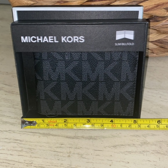 New Michael Kors black slim billfold, cooper pebbled design, box included - Picture 3 of 5
